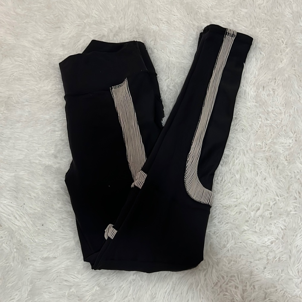 Alo Yoga Black leggings with White detail